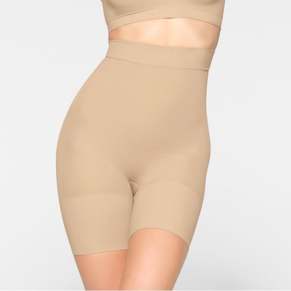SKIMS *NWOB BBL HIGH-WAISTED MID THIGH SHORT